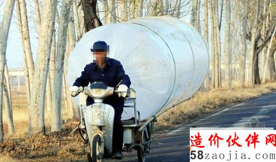 山东村名骑三轮车带装有天然气的“巨型塑料袋”
