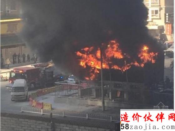 起火现场浓烟滚滚