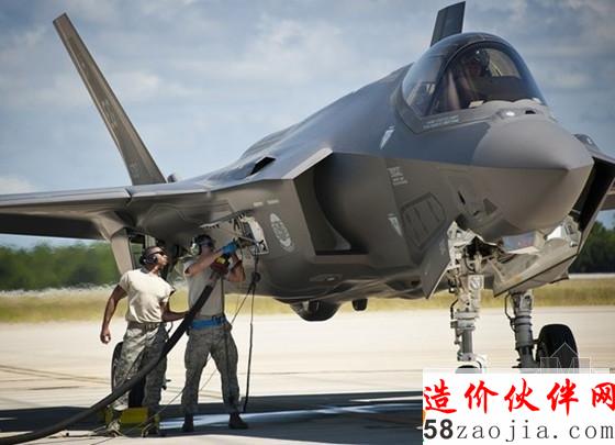 士兵正在给F-35战斗机加油