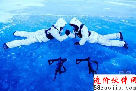 士兵为取暖进行掰手腕比赛