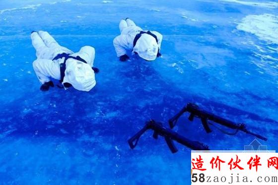 士兵做俯卧撑来取暖