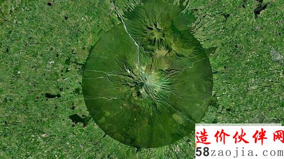 新西兰北岛西海岸的塔拉纳基火山(Mount Taranaki)