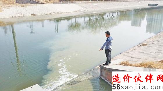 这处排水口位于郑州市东风渠北三环桥南侧附近