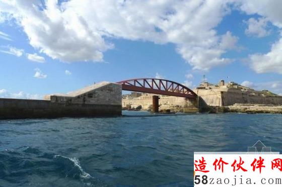 瓦莱塔大港口新圣埃尔莫防洪堤人行桥