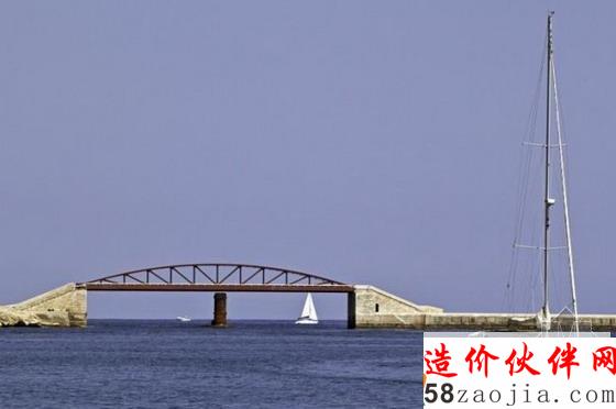 瓦莱塔大港口新圣埃尔莫防洪堤人行桥