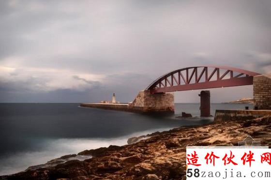 瓦莱塔大港口新圣埃尔莫防洪堤人行桥