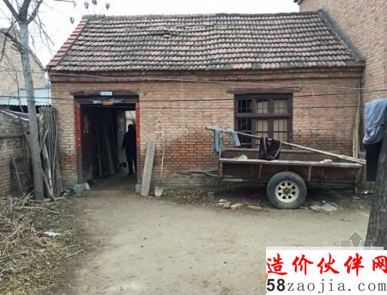 从远处拍摄的农村房