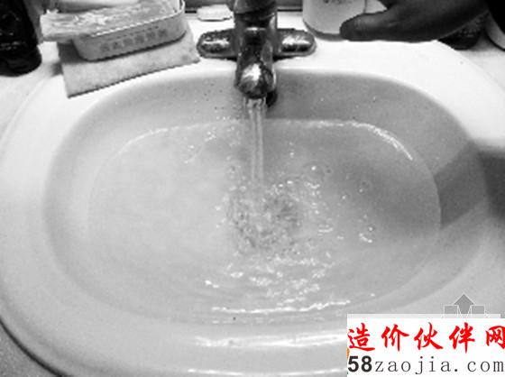 2015年3月4日,兰州,市民反映七里河区新华印刷厂一带自来水出现消毒水味