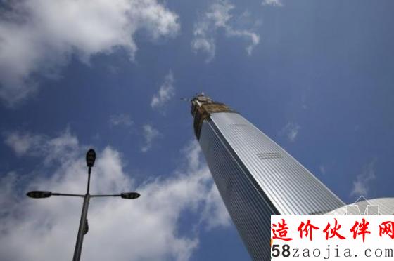 正在施工中的乐天世界大厦