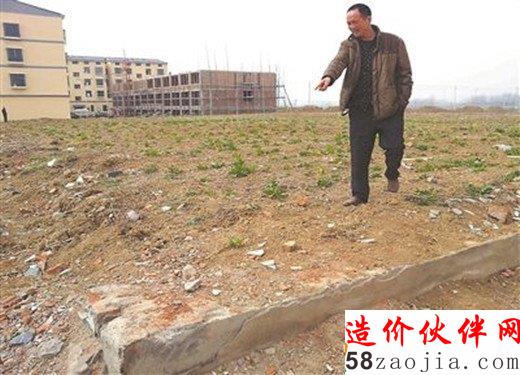 图为办公楼拆除后留下的地基。