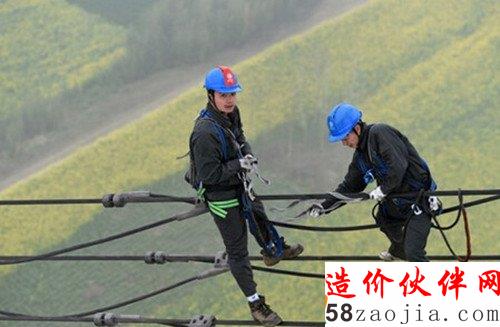 电力检修工百米高空走电缆