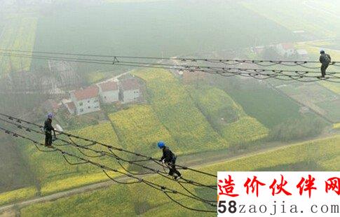 湖北电力检修工在汉江大跨越上进行走线检查