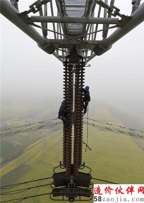 湖北电力检修工在汉江大跨越杆塔上采集绝缘子污秽样本