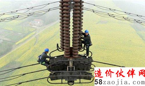 3月16日,湖北电力检修工在汉江大跨越上进行走线检查。