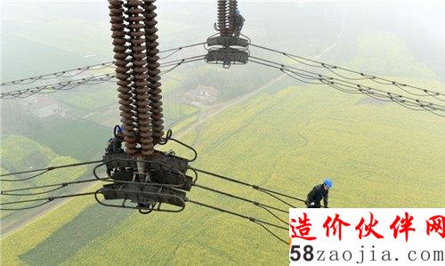 3月16日,湖北电力检修工在汉江大跨越上进行走线检查