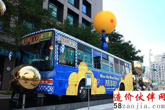 台北街头的新地标——月亮公交车