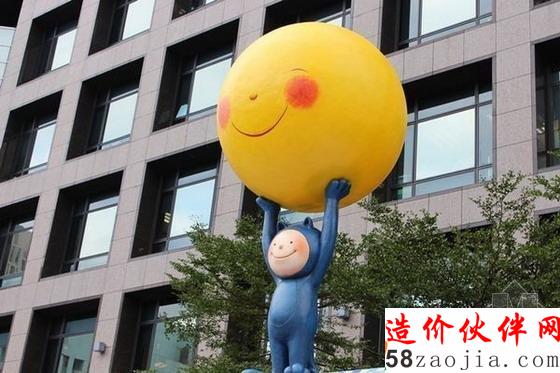 小男孩举起双手正要把月亮送回天空