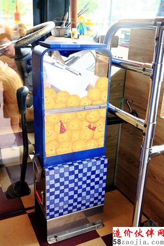 公交车投钱币箱也特别设计过,是月亮堆满了的图样