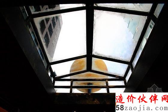 公交车顶也特别开了个透明天窗,让光可以折射进来,让室内显得很明亮