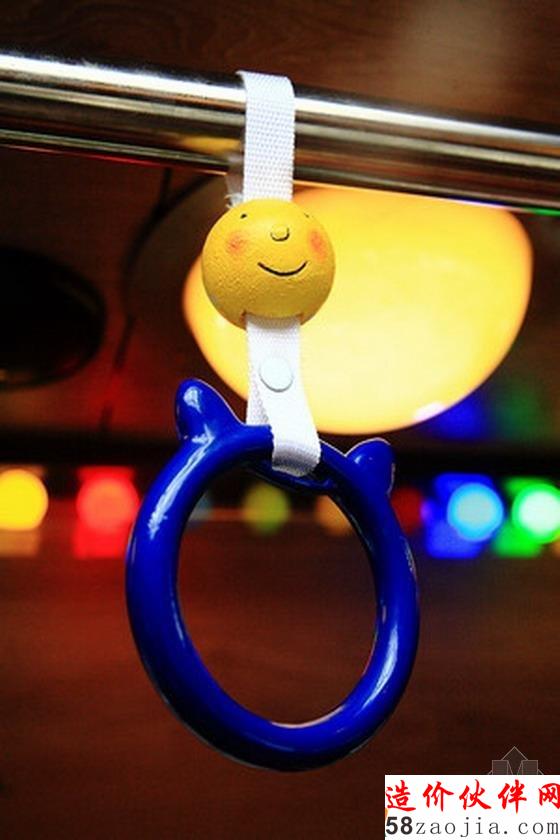 车上的扶手也可看见月亮与小男孩的设计元素