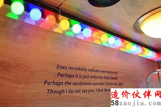 公车顶端放着各种缤纷彩球,好像童话世界