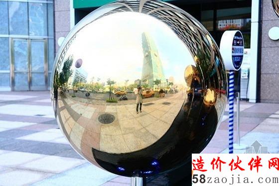 钢球反射的自拍,记录当下。从公车站牌往信义快速道路方向看,整排笑脸钢球