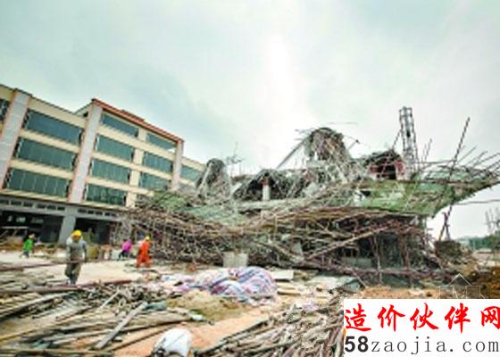 地工人正在对事发地外围进行围蔽