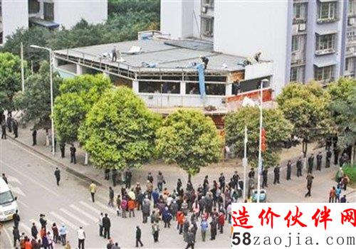 三兄弟楼顶私建300平方米酒楼被拆