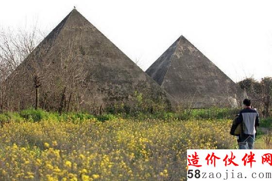 废弃景点前支起帐篷