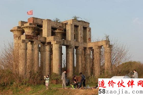 在“神庙”下搭帐篷的游客