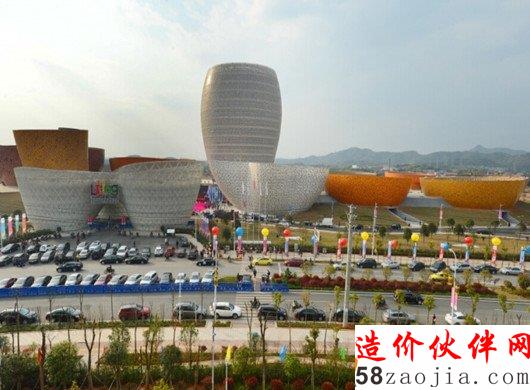 陶瓷艺术城的陶瓷材质和陶瓷器皿的形状凸显陶瓷制造业在醴陵的重要地位。