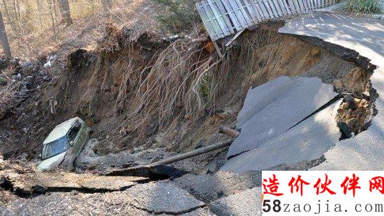 美国小镇一天坑吞噬汽车