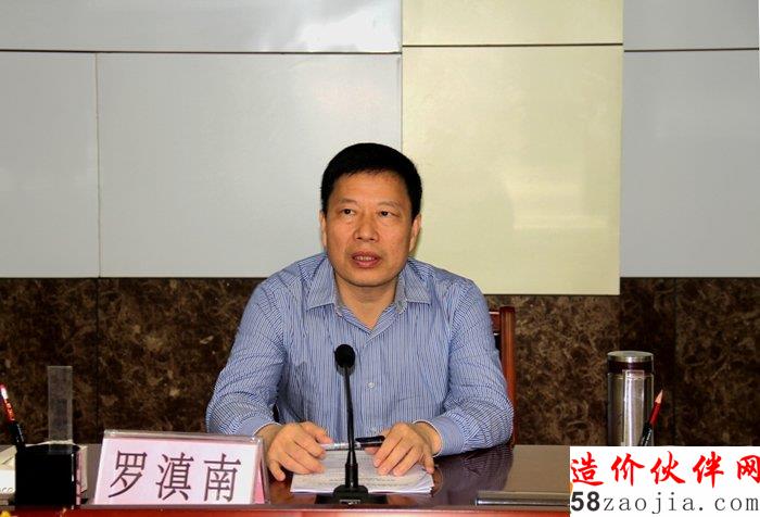 图片:市政府副秘书长、市茅草办主任、市住建局局长罗滇南部署工作