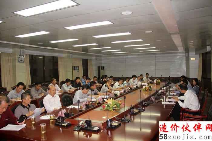 图片:召开告别茅草房大会战工作推进会