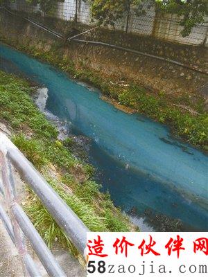 排洪渠的水是蓝色的