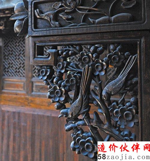 木柱上精细的木雕