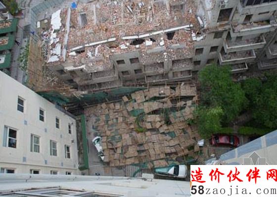 事故现场,小车被砸