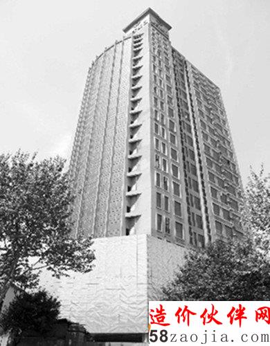 瑞尔大厦的裙楼被遮挡了起来