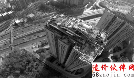 “最牛违建”楼顶其中一侧的绿植高出围墙