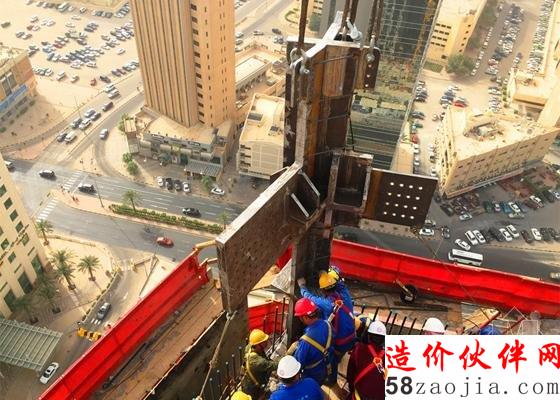 施工现场工人安装桁架层