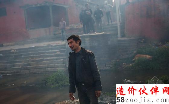 一名男子在仪式中,为丧身于地震的家人痛哭不已