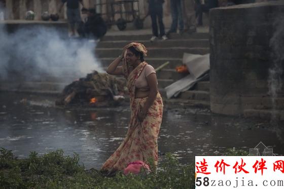 纪念仪式中,一名妇女正在清扫仪式现场