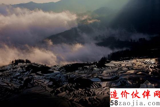 云山雾绕的坝达梯田