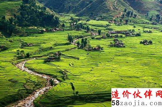 南非萨帕地区一个绿油油的丘陵,上面神奇地建起了一个农村