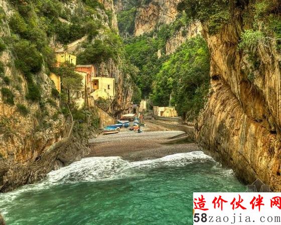 意大利坎帕尼亚在峡湾上的村子