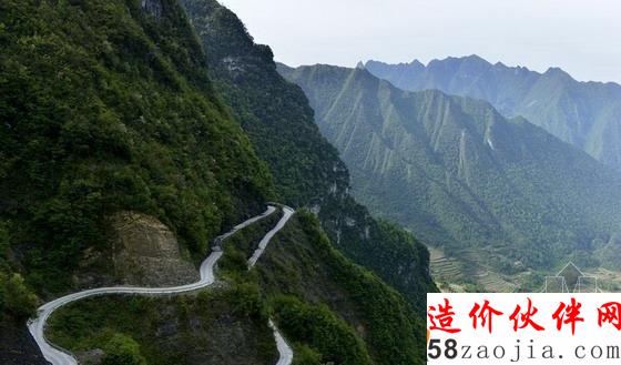 湖北恩施“天路”紧贴绝壁