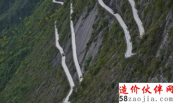 湖北恩施“天路”紧贴绝壁险峻异常