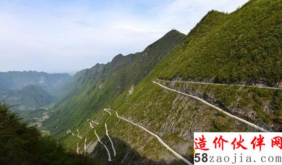 湖北恩施“天路”紧贴绝壁