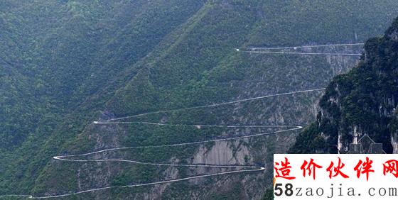 湖北恩施“天路”紧贴绝壁