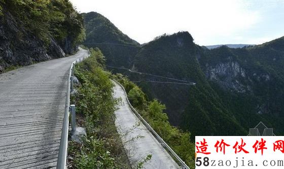 湖北恩施“天路”紧贴绝壁